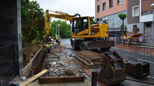 Comienza la obra de asentamiento de la acera en la calle Urbano Ruiz Laorden