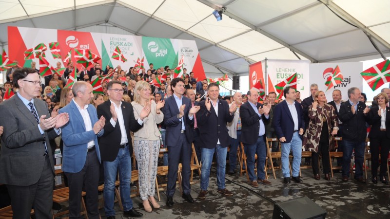 Acto en Basauri. Itxaso Atutxa, Aitor Esteban, Andoni Ortuzar