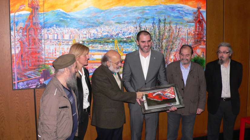 Luis Badosa pintoreak bi koadro eman dizkio dohaintzan Sestaoko herriari