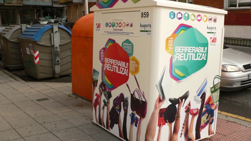 Sestao sustituye los contenedores de textil por unos nuevos para una mayor gama de artículos