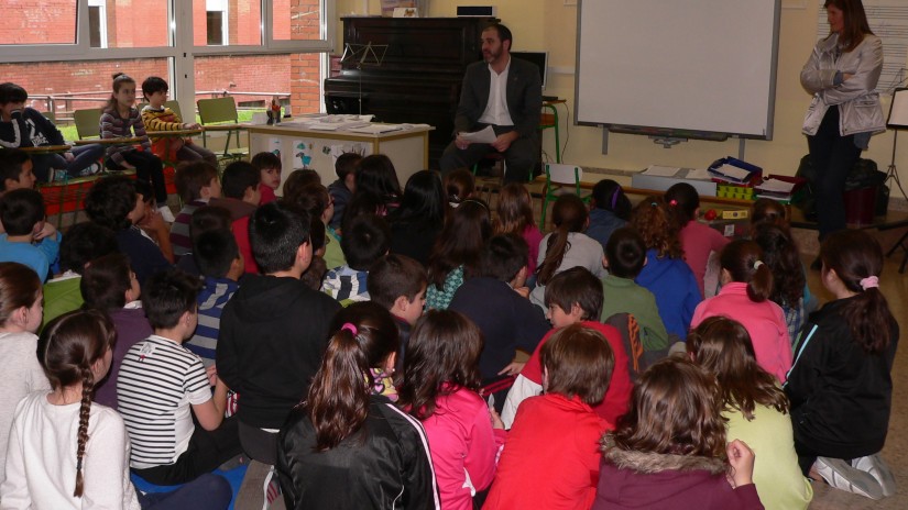 El alcalde responde a las preguntas de los escolares