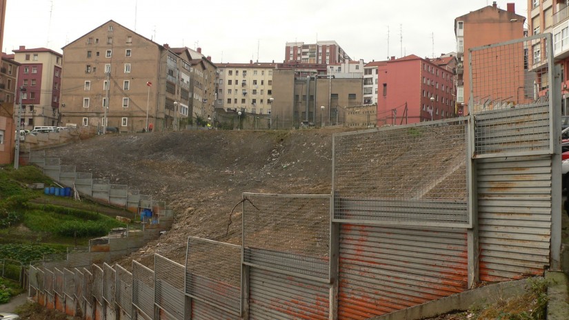 El Ayuntamiento atiende una demanda vecinal y limpia la vegetación en Camino Txikito