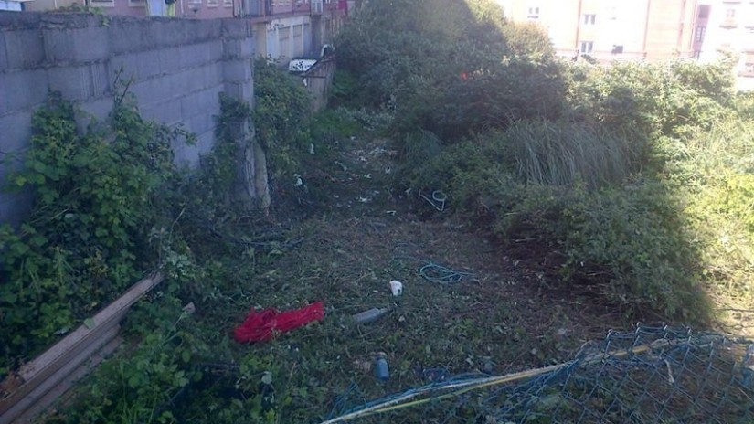 Udalak Hiru Kontzejuen Plazaren atzeko aldea garbitzeko auzokoek egindako eskabideari erantzun dio