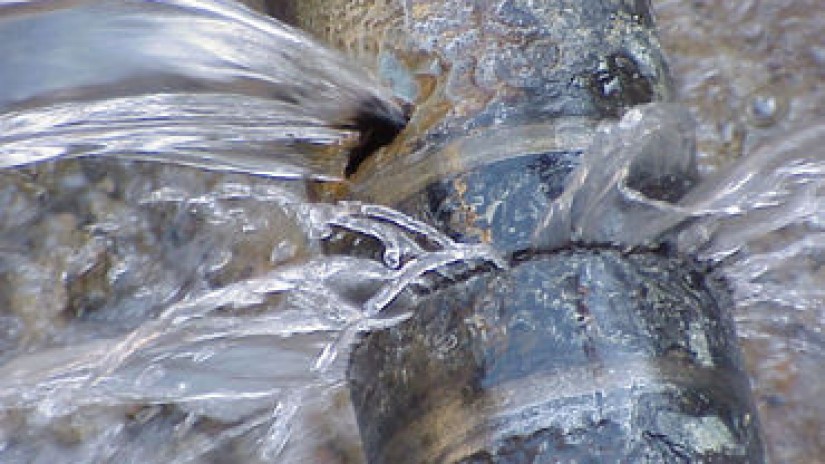 El Ayuntamiento ofrece consejos para evitar fugas de agua en los pisos durante las vacaciones