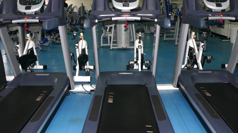 El Ayuntamiento instala siete máquinas nuevas en el gimnasio del polideportivo de Las Llanas