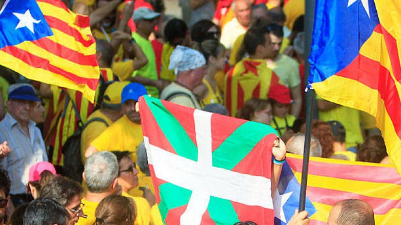 Declaración a favor del derecho a decidir de Catalunya suscrito por los presidentes de EAJ-PNV, de ALE Party y del Consejo Nacional de Szekler, al que se adhieren dos asociaciones bretonas