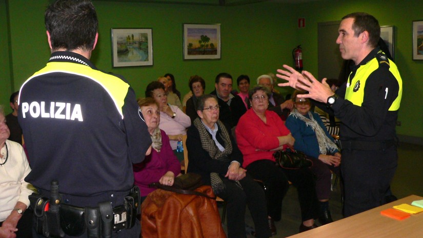 La Policía ofrece una charla sobre prevención de robos y estafas para las personas mayores