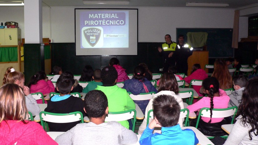 La Policía inicia una campaña informativa sobre la venta y el mal uso de material pirotécnico