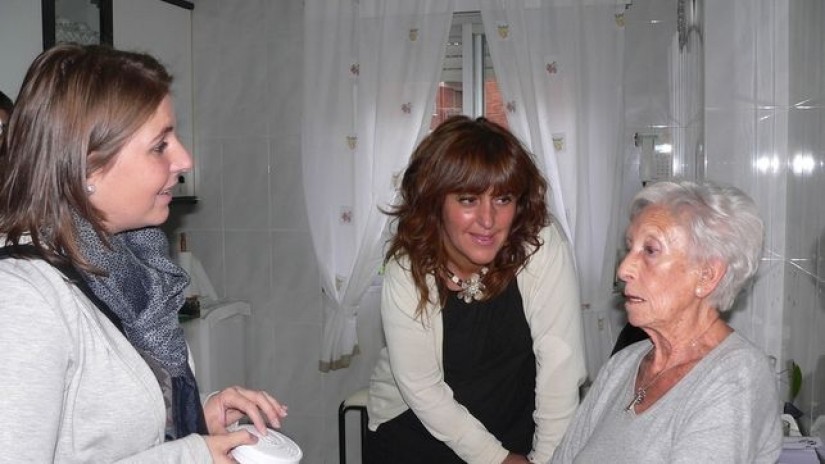 El Ayuntamiento ha instalado detectores de incendio en 522 viviendas de personas mayores
