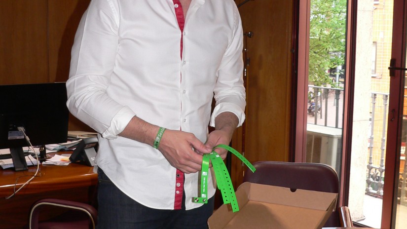 El Ayuntamiento de Sestao ofrece 2.000 pulseras identificativas para evitar el extravío de menores y personas mayores dependientes