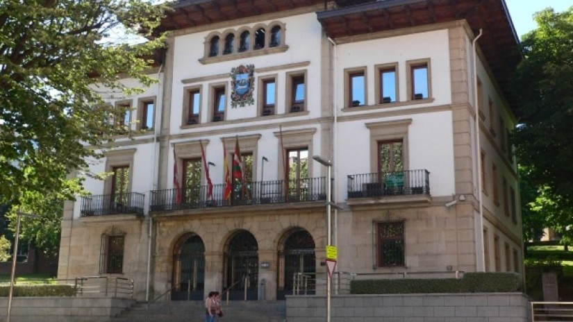El Ayuntamiento de Sestao aplica un tratamiento antideslizante a las aceras para evitar caídas