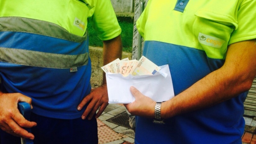 Policía y personal de limpieza recuperan 1.000 euros de un contenedor de basura en Sestao