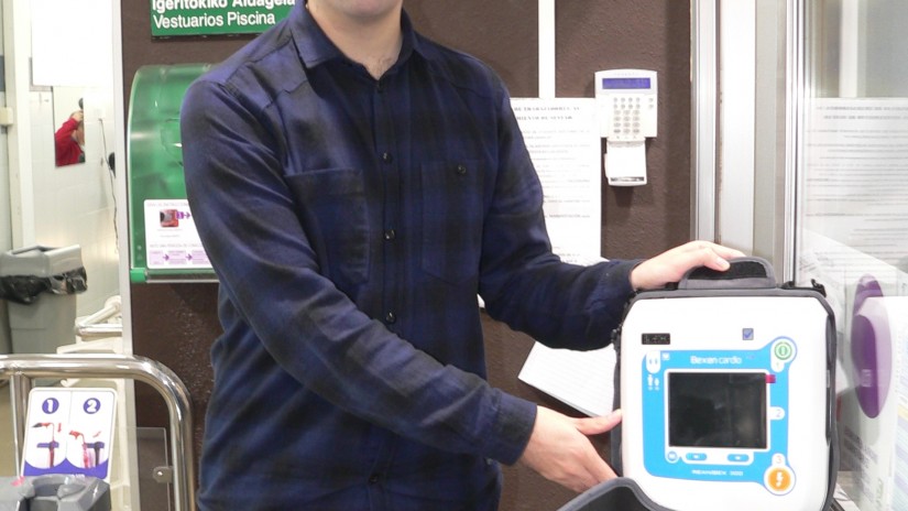 Udalak udal kiroldegietako instalazioetan jartzeko desfibriladoreak erosi ditu