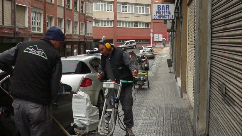 Sestao aplica un antideslizante en aceras de Markonzaga para mejorar la adherencia