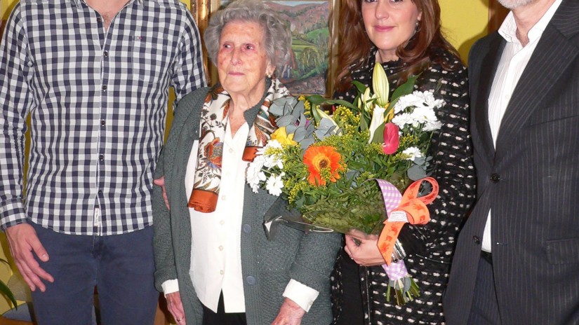 El alcalde de Sestao y la concejala de Acción Social y Personas Mayores felicitan a Juliana Gacituaga Arana por su 100 cumpleaños