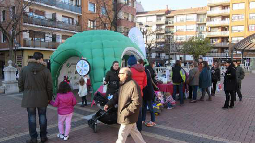 Actividades de sensibilización sobre el reciclaje de vidrio en la plaza San Pedro de Sestao
