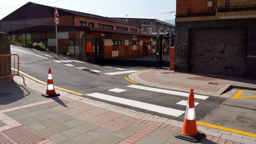 El Ayuntamiento realiza trabajos de mejora de la seguridad vial en la entrada del colegio Markonzaga
