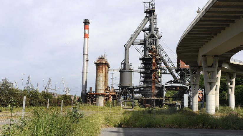 Una valla de 600 metros de longitud separará la empresa Arcelor Mittal y el espacio público municipal en la zona del vial de La Benedicta y el Horno Alto