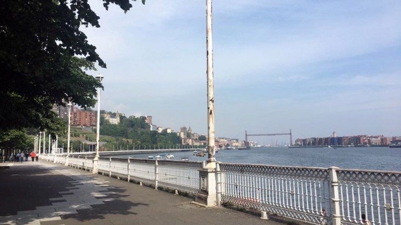 Mejora estética de La Benedicta con el pintado de 44 farolas y 300 metros de barandilla