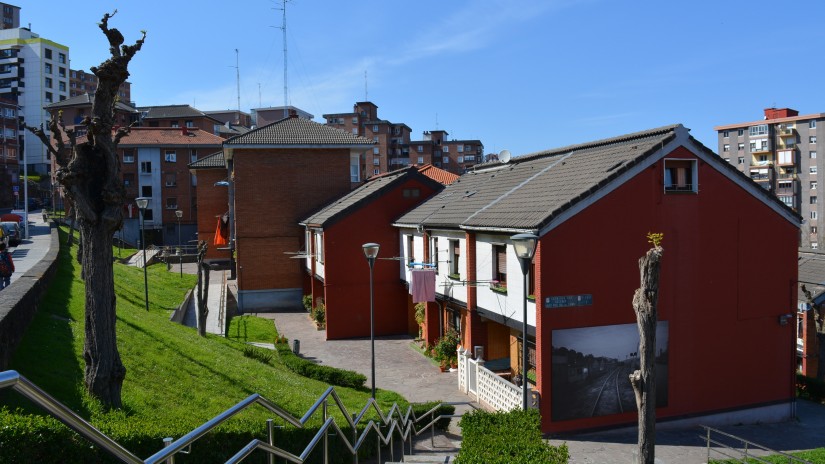 El Ayuntamiento recibe el primero de los cuatro proyectos para renovar el Grupo El Carmen