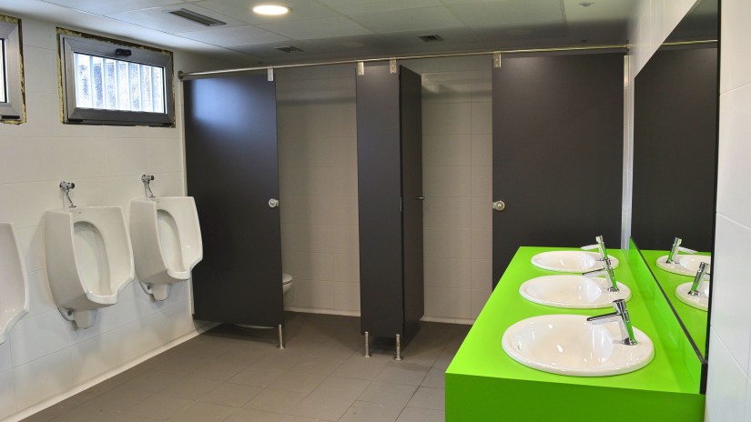 Concluye la reforma de los aseos de Preferencia del Campo de Fútbol de Las Llanas