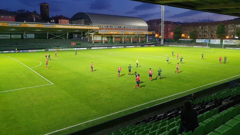 Las Llanas futbol-zelaiak argi efizienteak estreinatu ditu