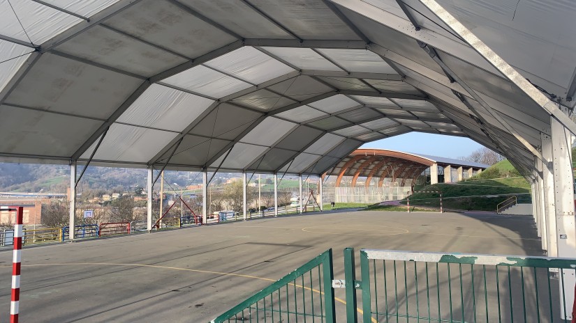 El Ayuntamiento instala carpas en los colegios de Albiz y Markonzaga