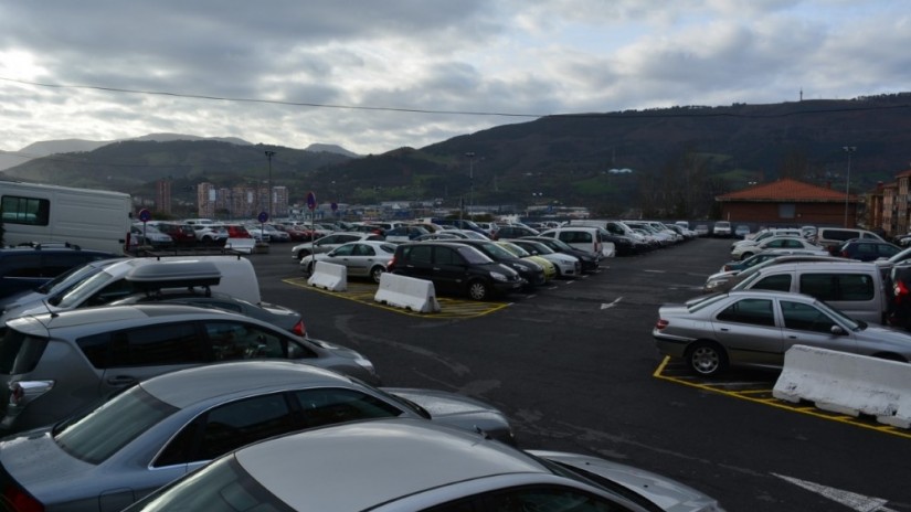 El Ayuntamiento adjudica el repintado de marcas viales y plazas de aparcamiento en la explanada inferior de Las Canteras