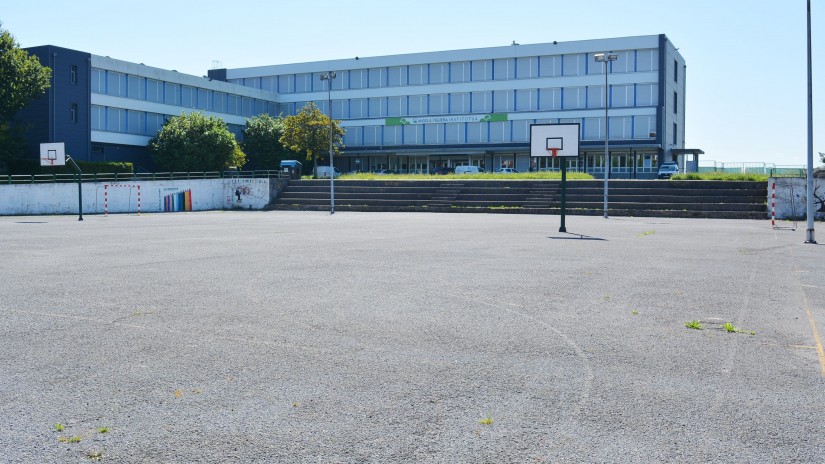 El Ayuntamiento concede licencia de obra al Departamento de Educación para arreglar el patio del instituto Ángela Figuera