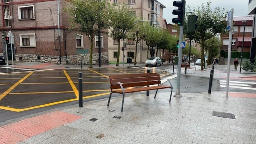 El Ayuntamiento comienza a instalar una veintena de bancos y asientos