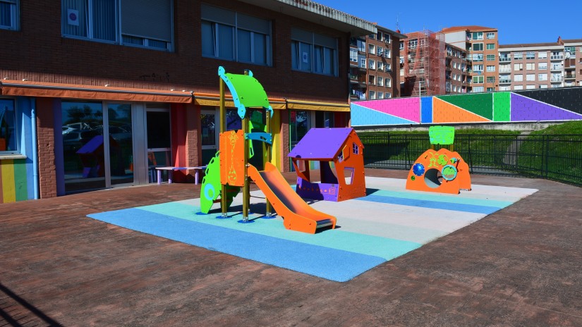 El Ayuntamiento instala juegos infantiles en la Haurreskola de Markonzaga