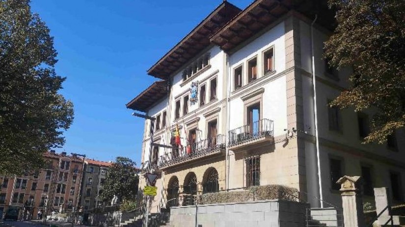 El Ayuntamiento destina 240.000 euros a becas escolares, un 11% más que el curso pasado