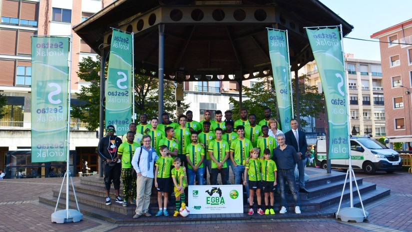 El Ayuntamiento apoya el proyecto del EGBA Kirolak mediante la entrega de una equipación deportiva