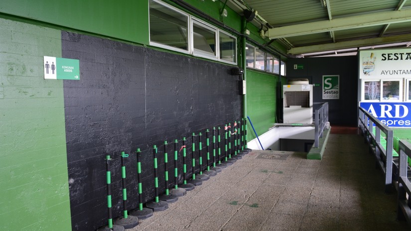 El Ayuntamiento adjudica la construcción de unos nuevos aseos en la Tribuna del Campo Municipal de Las Llanas