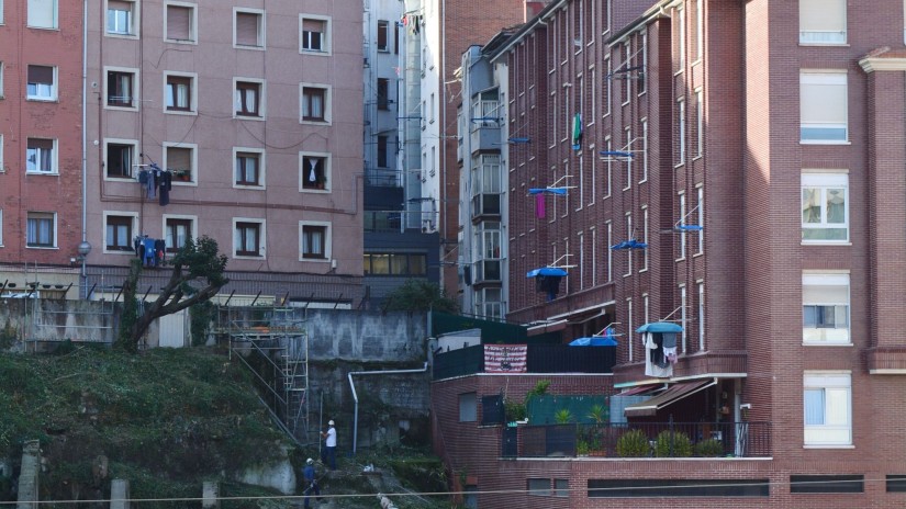 Reparada la tubería de saneamiento en la parte trasera de la Plaza de Los Tres Concejos