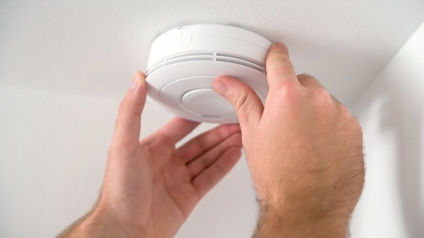 El Ayuntamiento protege a 490 mayores de 80 años que viven solos con detectores de humo instalados en sus hogares