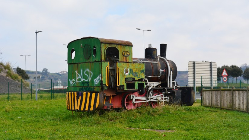 La antigua locomotora de Altos Hornos de Vizcaya expuesta en La Punta será sometida a un proceso de restauración