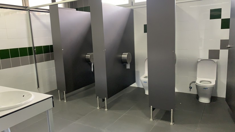 Finalizados los nuevos aseos en el Campo Municipal de Las Llanas