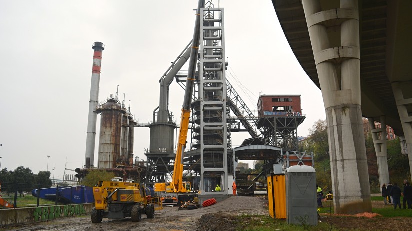 Instalada la estructura que albergará el ascensor de acceso al Alto Horno desde Txabarri