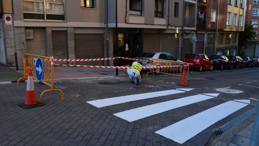 El Ayuntamiento procede al repintado de 11 pasos de peatones