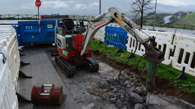 Han comenzado las obras para instalar un aseo público en la calle Mariana Pineda