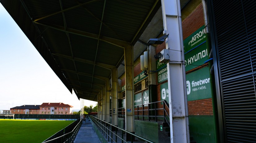 Las Llanas futbol-zelaiko Tribuna eta Preferentzia harmailetako argiztapen berria instalatu da