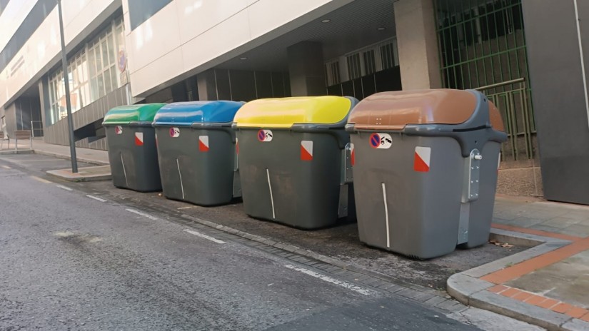 El Ayuntamiento renueva los contenedores para la basura en ocho islas del municipio
